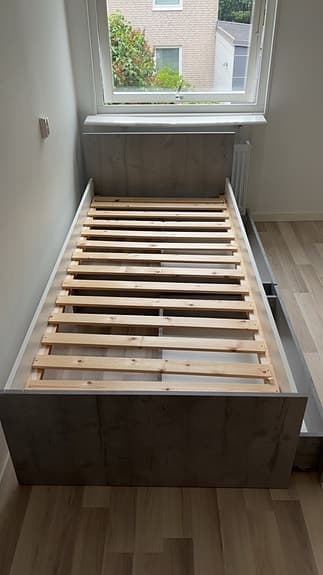 Jysk sängram 90x200 med förvaring grå