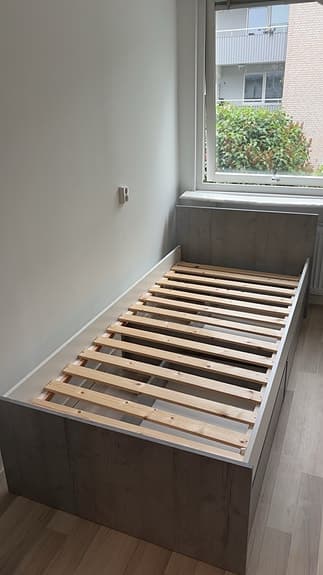 Jysk sängram 90x200 med förvaring grå