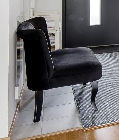 Elegant hallsoffa från Åhléns – svart sammet med färgglada knappar