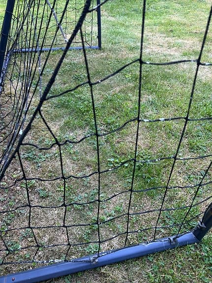 Fotbollsmål med nät i metallram