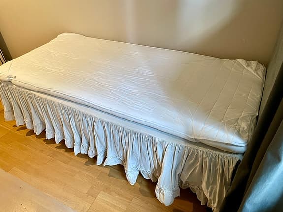 IKEA-säng + tillbehör - nyinköpt augusti 2024