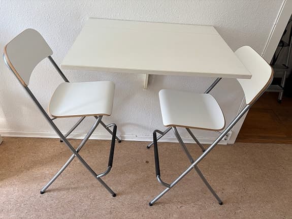 IKEA väggmonterat fällbart bord med 2 barstolar vit