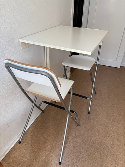 IKEA väggmonterat fällbart bord med 2 barstolar vit