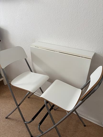 IKEA väggmonterat fällbart bord med 2 barstolar vit