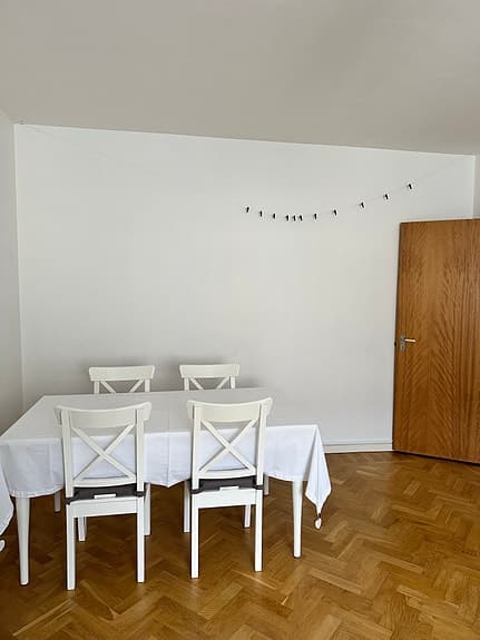 Matgrupp med utdragbart bord och 6 stolar