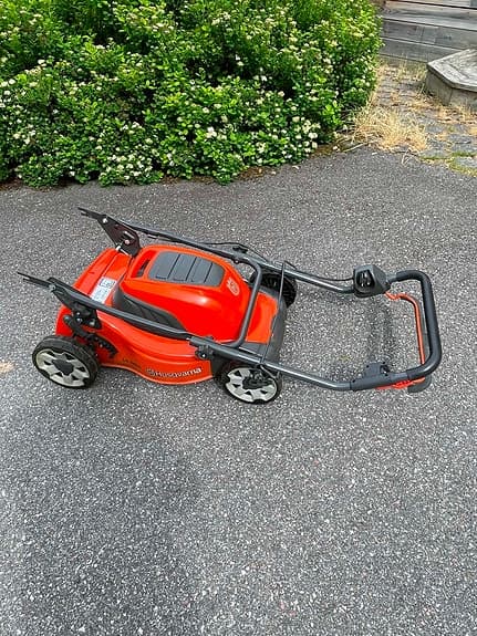 Husqvarna LC141C Gräsklippare