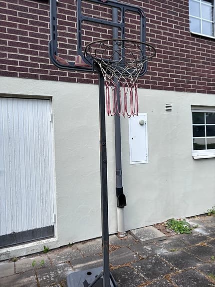 Basketkorg på stolpe utomhus