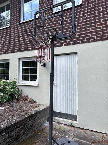 Basketkorg på stolpe utomhus