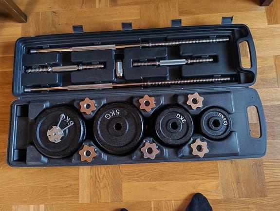 Hantelset med stång och viktplattor + träningsbänk