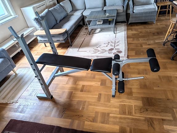 Hantelset med stång och viktplattor + träningsbänk