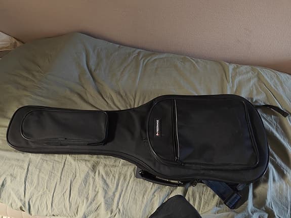 Yamaha rse20 black i svart färg inkl. gitarr väska och axelband