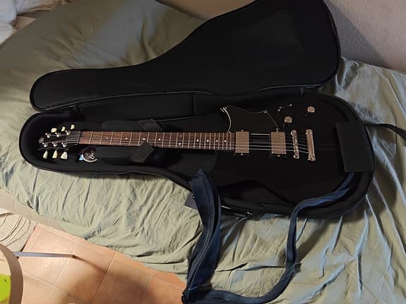 Yamaha rse20 black i svart färg inkl. gitarr väska och axelband