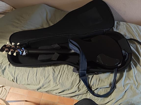 Yamaha rse20 black i svart färg inkl. gitarr väska och axelband
