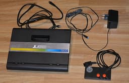 Atari 7800 med 1 hk, strömadapter och antennkabel. Eftertraktat samlarobjekt.