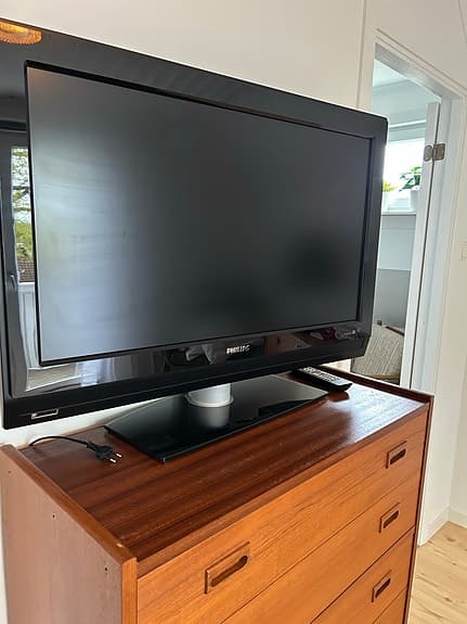 Philips 32" LCD-TV med fjärrkontroll – perfekt till retro-gaming!