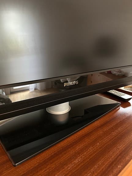 Philips 32" LCD-TV med fjärrkontroll – perfekt till retro-gaming!
