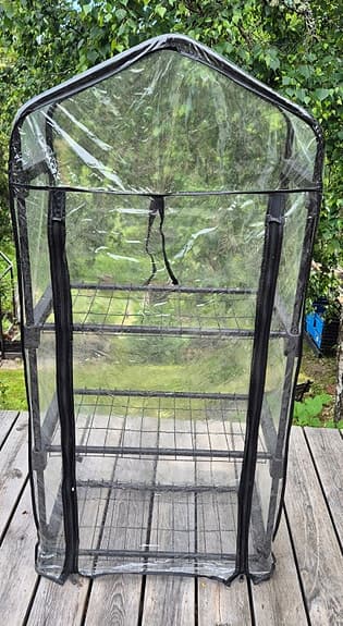 Växthus med hyllor i plastöverdrag