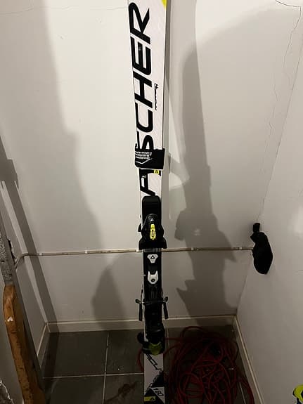 Fischer RC4 Worldcup slalomskidor med bindningar vit/svart