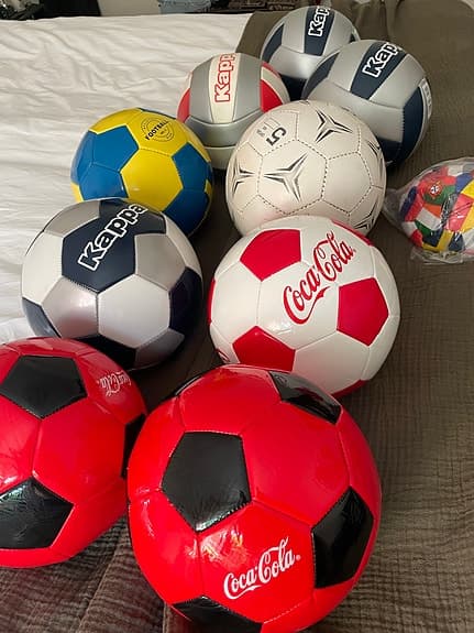 Kappa fotbollar och volleybollar blandade färger