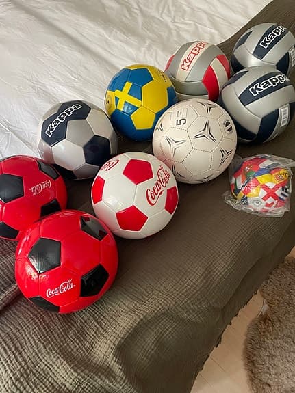 Kappa fotbollar och volleybollar blandade färger