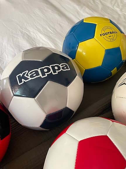 Kappa fotbollar och volleybollar blandade färger