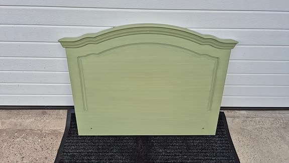 Grön sänggavel i gustaviansk stil.