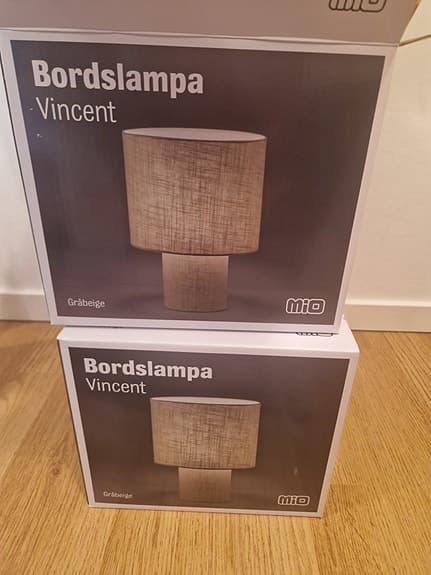 2 st bordslampor med 2 st glödlampor från Mio Vincent