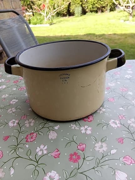 Kockums: 3 olika varianter:  Potta med handtag och 2 små grytor.