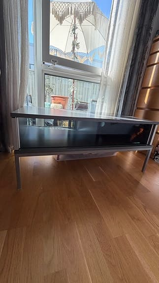 Multifunktionellt TV-bord med tonade skjutglas & smart förvaring