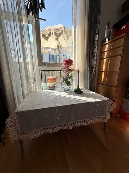 Multifunktionellt TV-bord med tonade skjutglas & smart förvaring