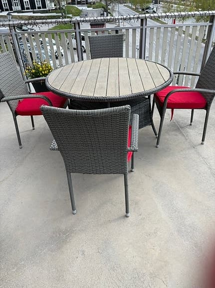 Utegrupp Jutlandia,  runt bord 120 cm i diameter med 4 stolar och röda dynor