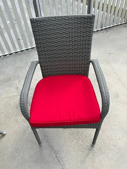 Utegrupp Jutlandia,  runt bord 120 cm i diameter med 4 stolar och röda dynor