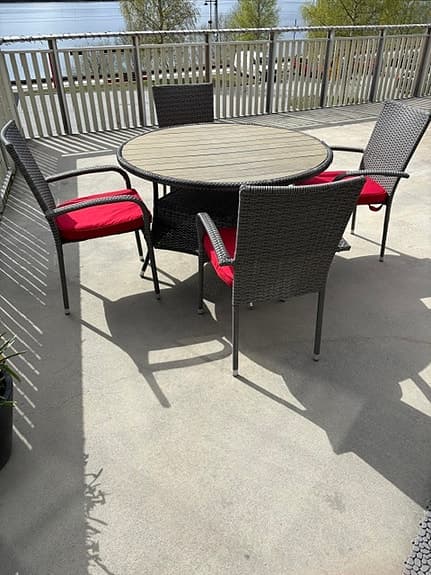 Utegrupp Jutlandia,  runt bord 120 cm i diameter med 4 stolar och röda dynor