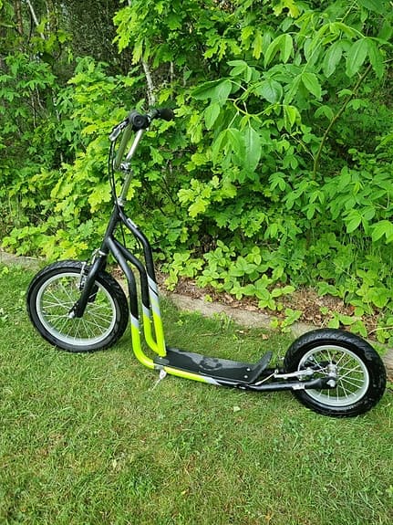 Kickbike svart/grön med luftdäck
