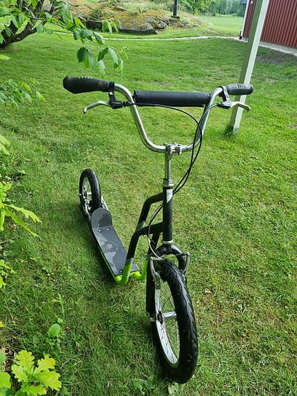 Kickbike svart/grön med luftdäck