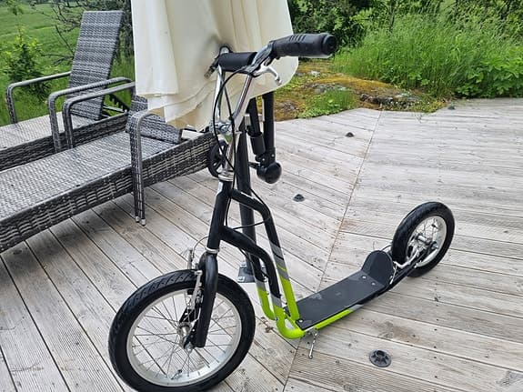Kickbike svart/grön med luftdäck