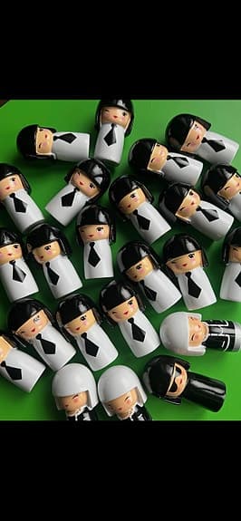 Skincity små figurer / dockor svartvit kokeshi