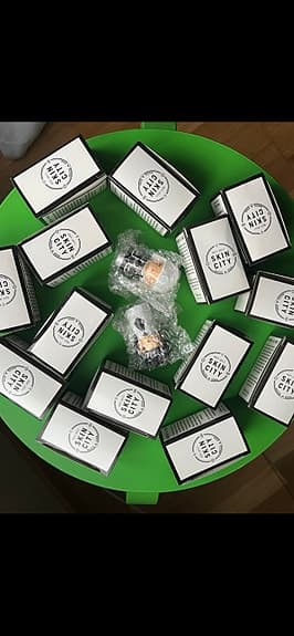 Skincity små figurer / dockor svartvit kokeshi
