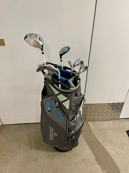Vänster Spalding golfset för damer eller junior med bag och klubbor