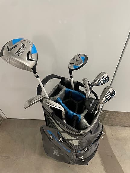 Vänster Spalding golfset för damer eller junior med bag och klubbor