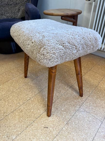 50 40 tall Dansk Svensk pall i ny fårskinn.