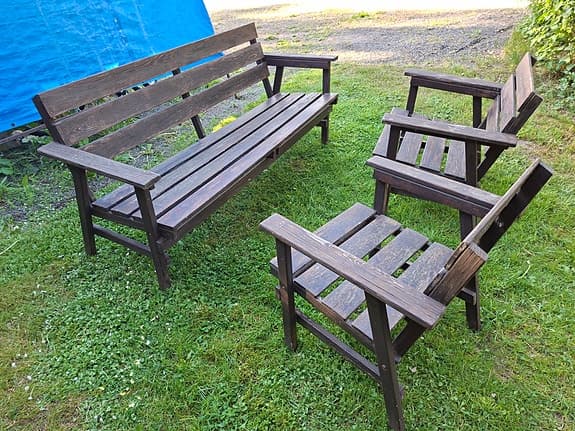 Trädgårdsgrupp i trä med soffa och två fåtöljer