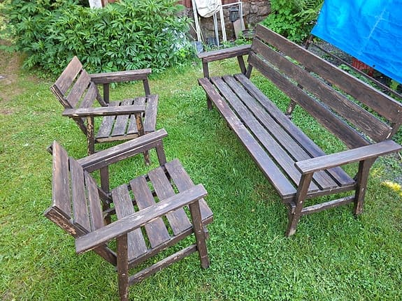 Trädgårdsgrupp i trä med soffa och två fåtöljer
