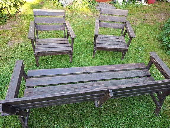 Trädgårdsgrupp i trä med soffa och två fåtöljer