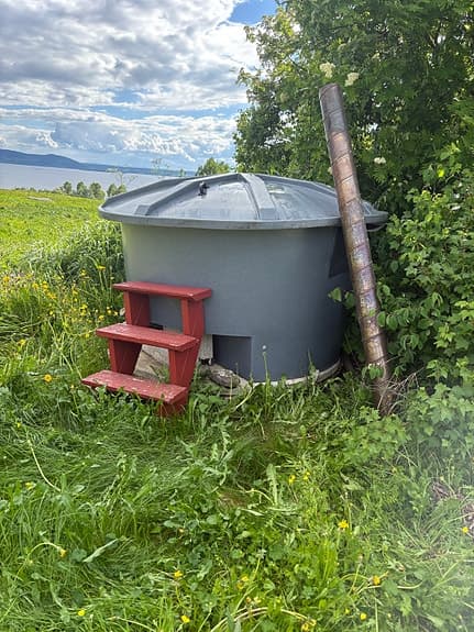Badtunna med vedkamin och lock