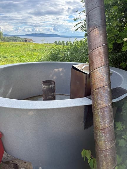 Badtunna med vedkamin och lock