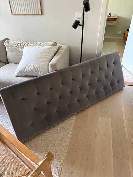 Sänggavel grå sammet