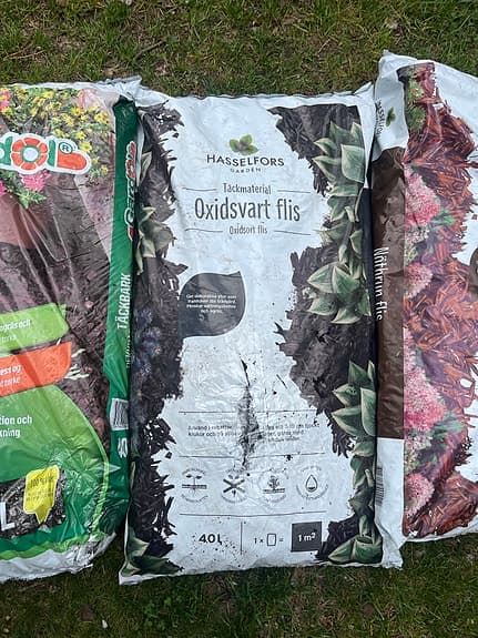fyra säckar med olika trädgårdsmaterial. Perfekt för rabatter gångar, plantering