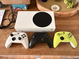 Xbox Series S spelkonsol med handkontroller