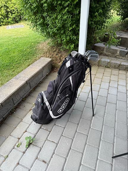 Ogio golfbag med ställ och järnklubbor